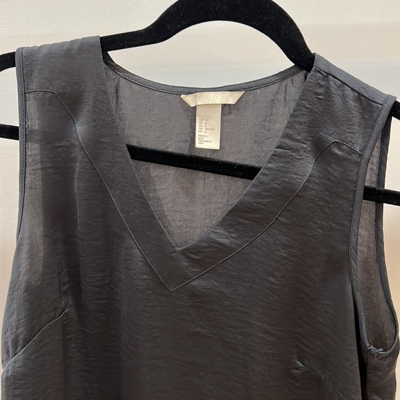 New Silk-like Sleeveless Gray Color H&M Blouse - Picture 3 of 4